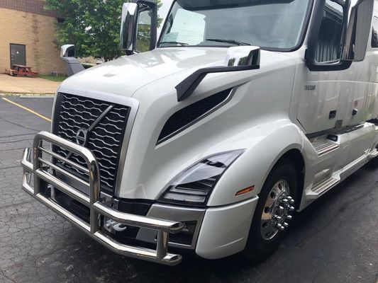 تلميع سطح شاحنة Deer Guard الفولاذ المقاوم للصدأ Big Rig Deer Bumper Guard لشركة فولفو